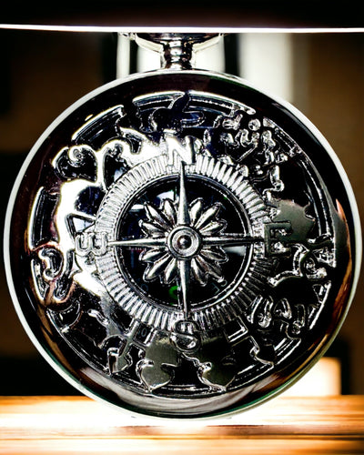 Lomme Kompas Sølvfarvet i Retro Stil med Filigran Mønster – Elegant og Praktisk. Gravering