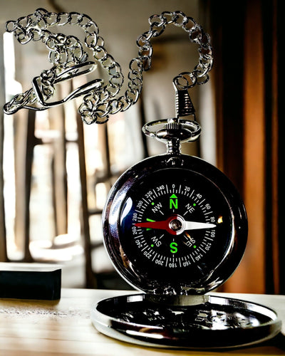 Lomme Kompas Sølvfarvet i Retro Stil med Filigran Mønster – Elegant og Praktisk. Gravering