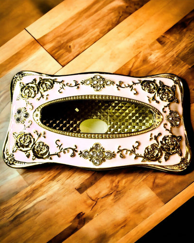 Elegant lyserød æske til servietter med præget roser – luksuriøst indslag til stuen, hotellet eller klubben