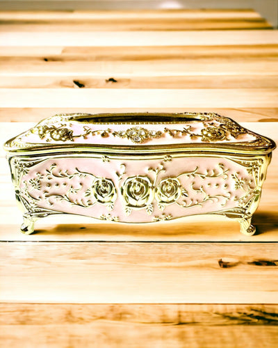 Elegant lyserød æske til servietter med præget roser – luksuriøst indslag til stuen, hotellet eller klubben