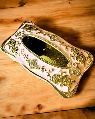 Elegant lyserød æske til servietter med præget roser – luksuriøst indslag til stuen, hotellet eller klubben