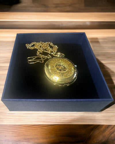 Retro Udskåret Lommeur med Håndoptrukket Mekanisme, Guld Farve med Romersk Skala og Selvlysende Skive, Vintage Stil