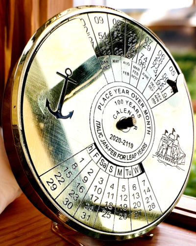 Evighedskalender Maritimt sejl – 100-års messingkalender – mulighed for indgravering som gave