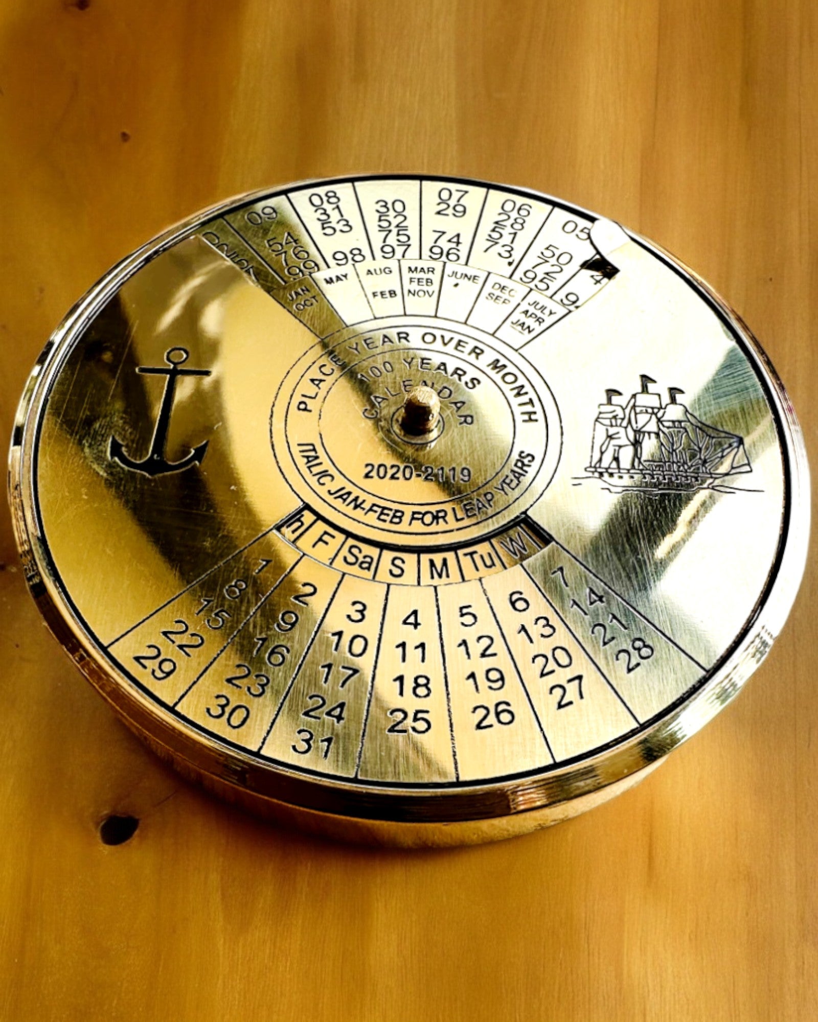Kalendarium for Evigheden "Morski Żagiel" – Messing 100-års Kalender - mulighed for gravering som gave