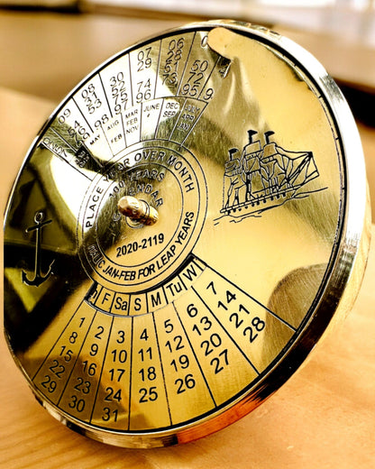 Kalendarium for Evigheden "Morski Żagiel" – Messing 100-års Kalender - mulighed for gravering som gave