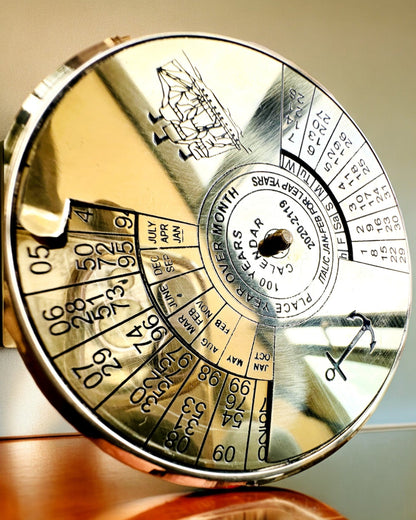 Kalendarium for Evigheden "Morski Żagiel" – Messing 100-års Kalender - mulighed for gravering som gave