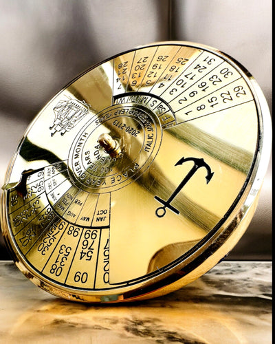 Evighedskalender Maritimt sejl – 100-års messingkalender – mulighed for indgravering som gave
