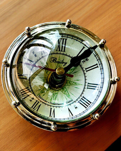 Bailey Compass Clock - Elegant ur med kompasmotiv med mulighed for gravering