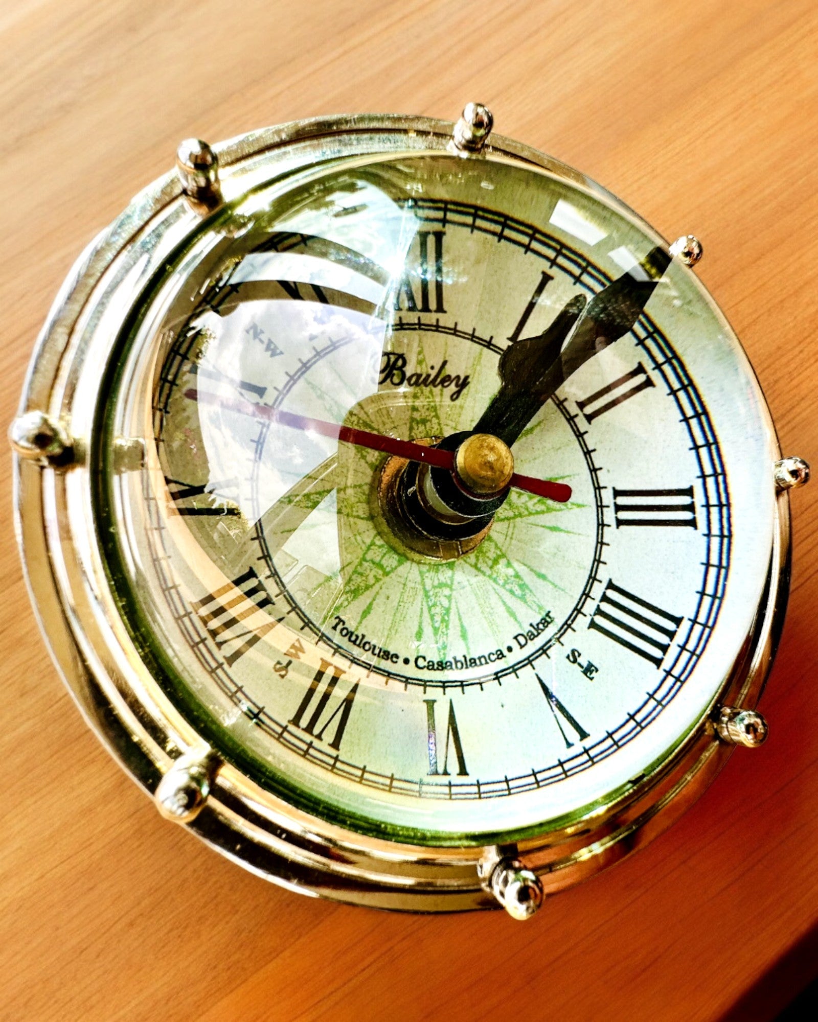 Bailey Compass Clock - Elegant ur med kompasmotiv med mulighed for gravering