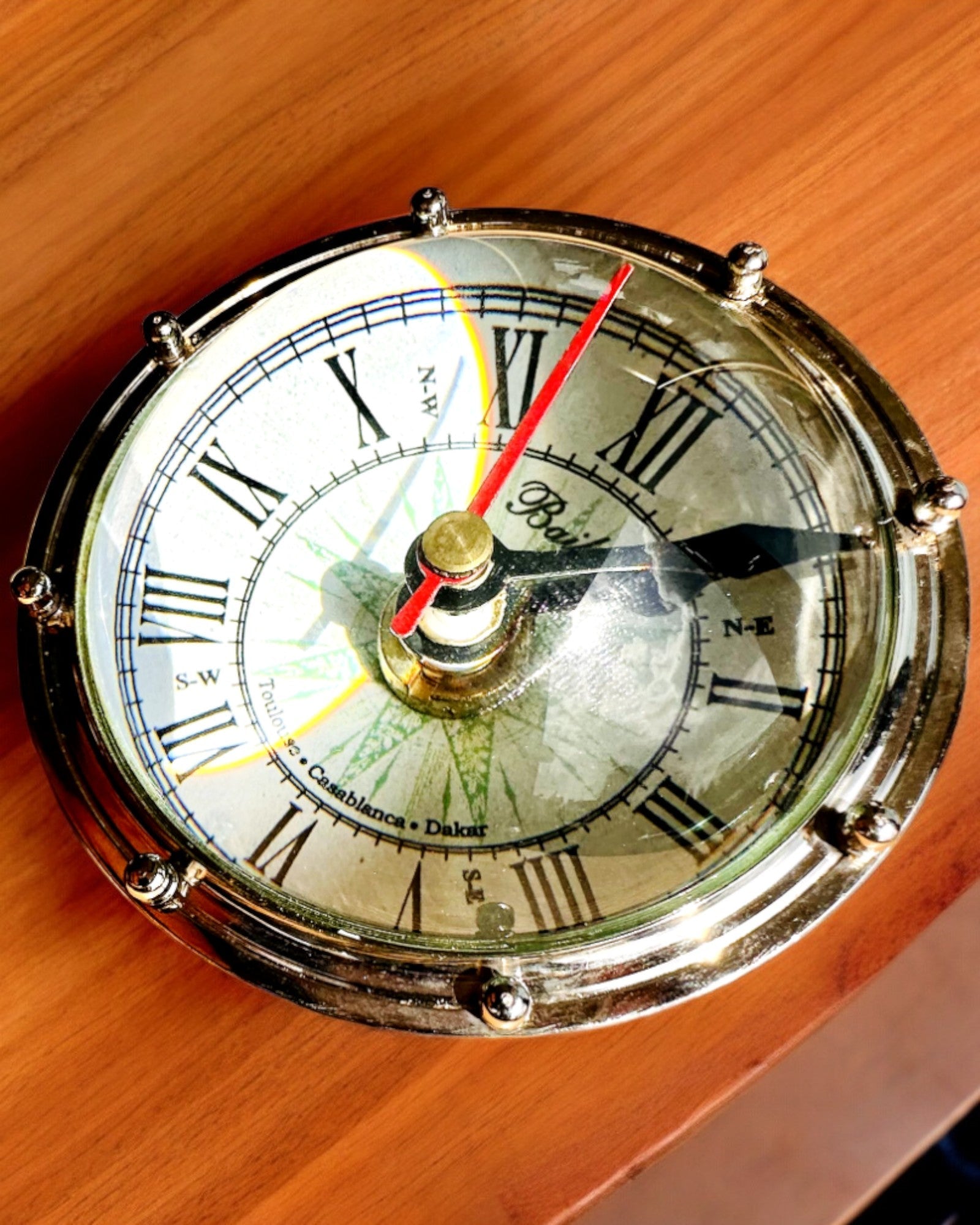 Bailey Compass Clock - Elegant ur med kompasmotiv med mulighed for gravering