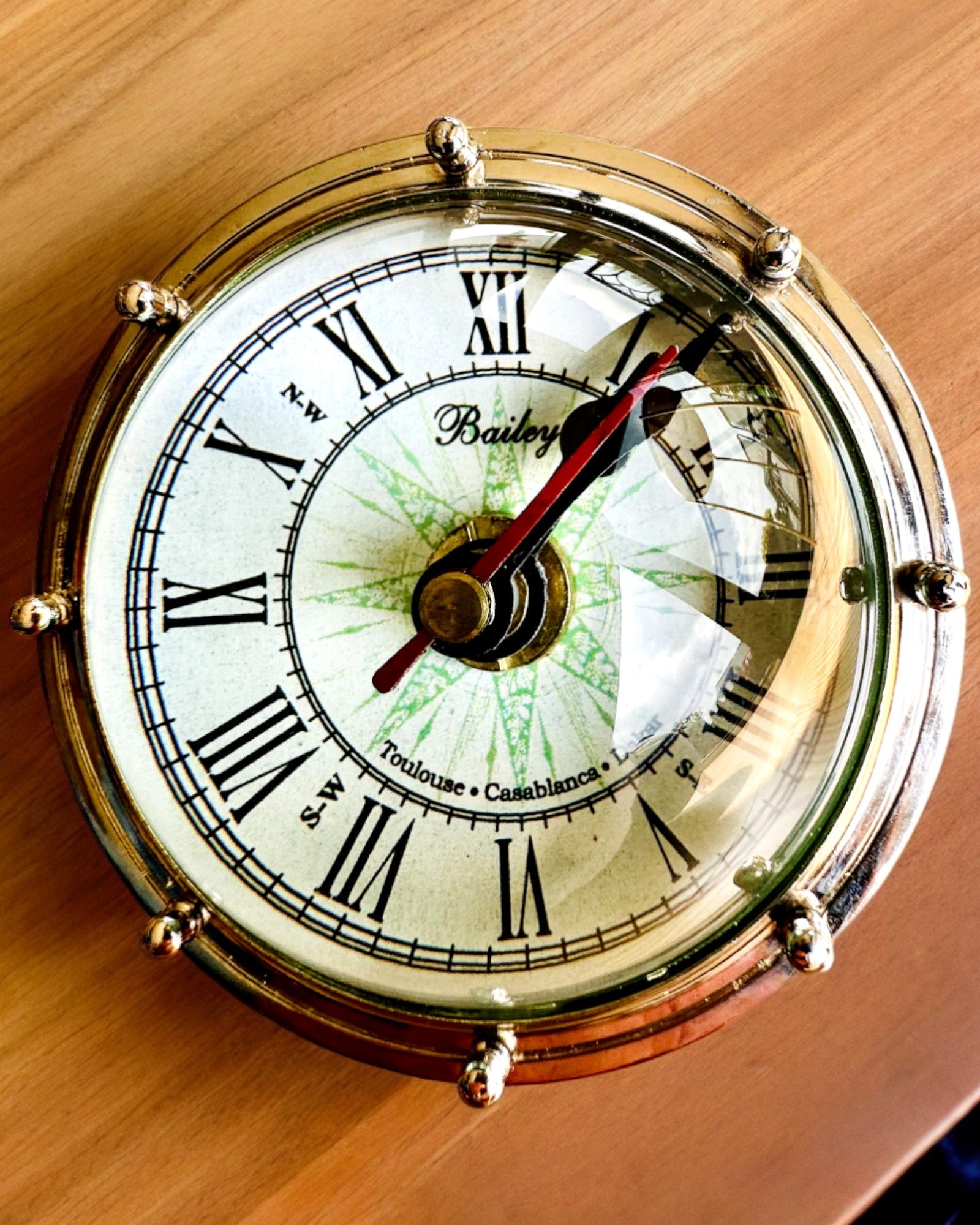Bailey Compass Clock - Elegant ur med kompasmotiv med mulighed for gravering