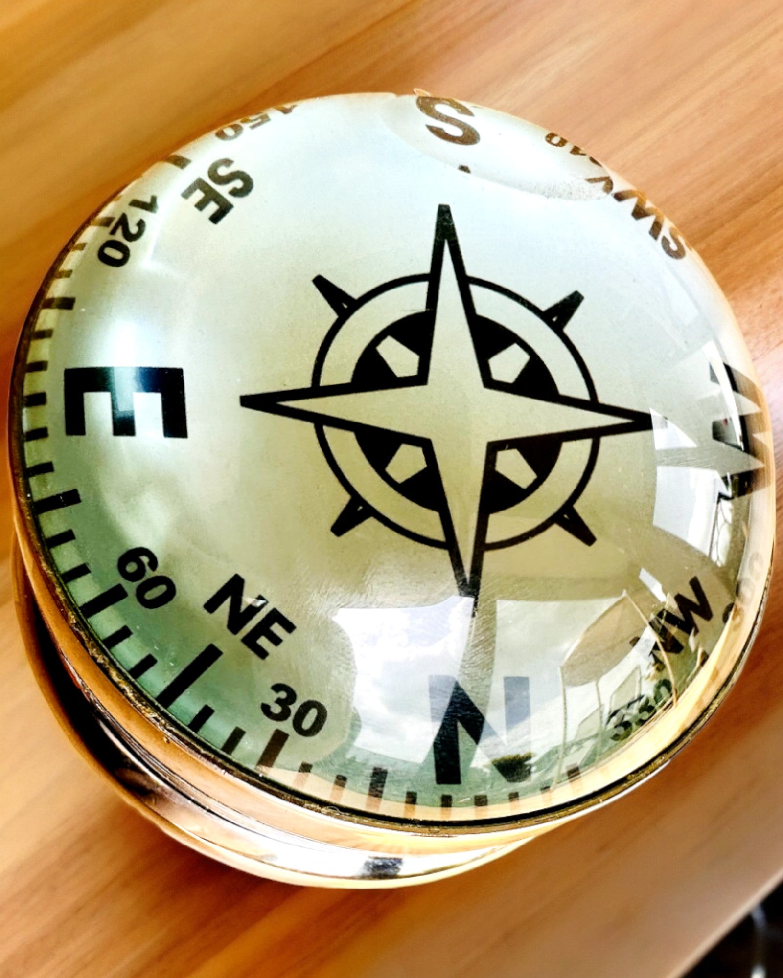 Bailey Compass Clock - Elegant ur med kompasmotiv med mulighed for gravering