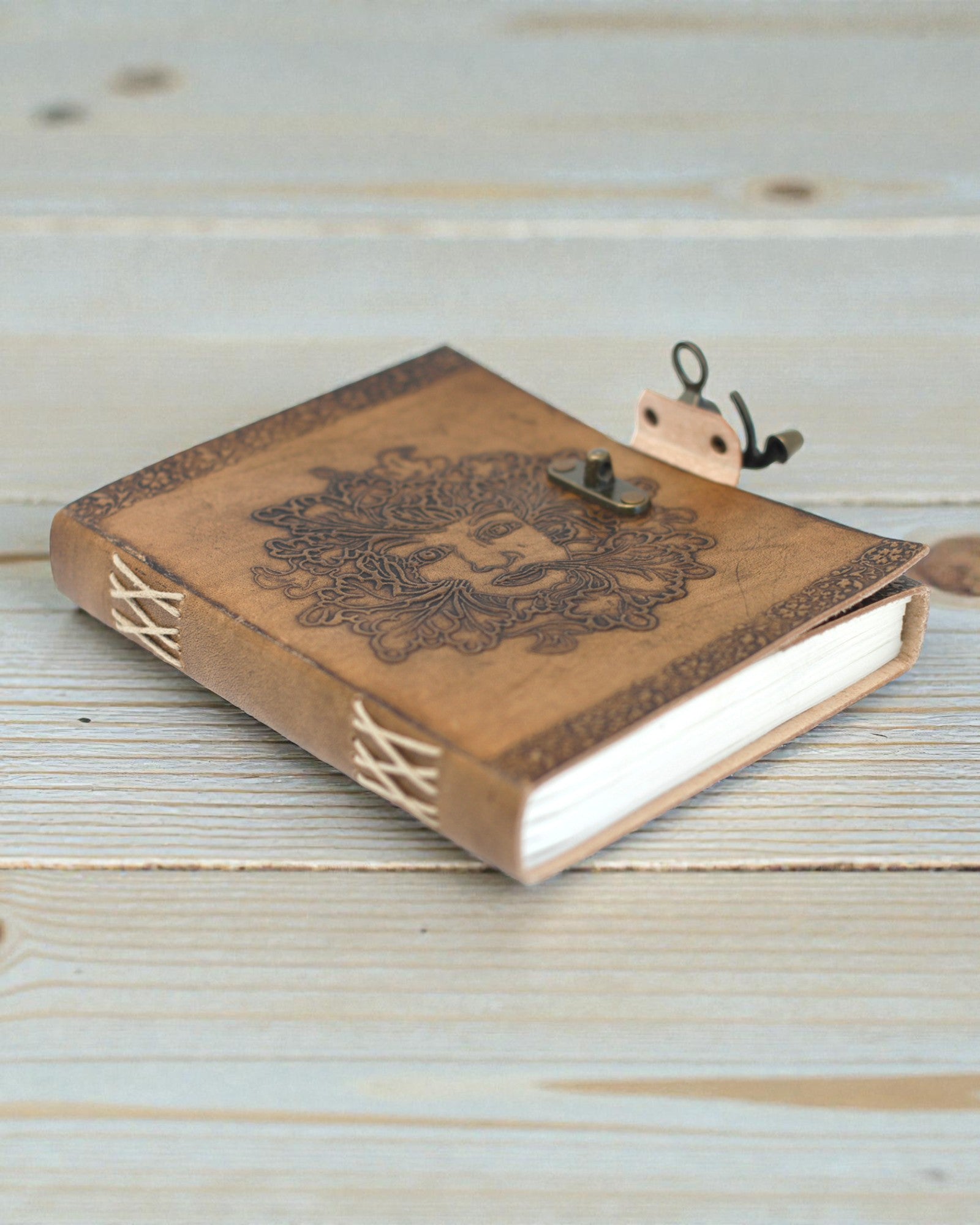 Sylva Spirit – Notatbog i læder med grønmand og metalspænde