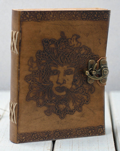 Sylva Spirit – Notatbog i læder med grønmand og metalspænde