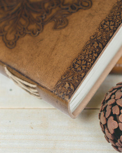 Sylva Spirit – Notatbog i læder med grønmand og metalspænde