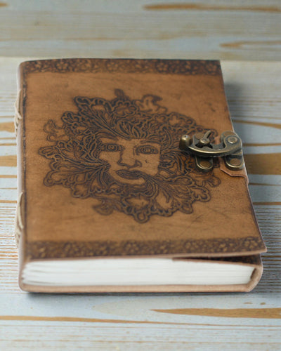 Sylva Spirit – Notatbog i læder med grønmand og metalspænde