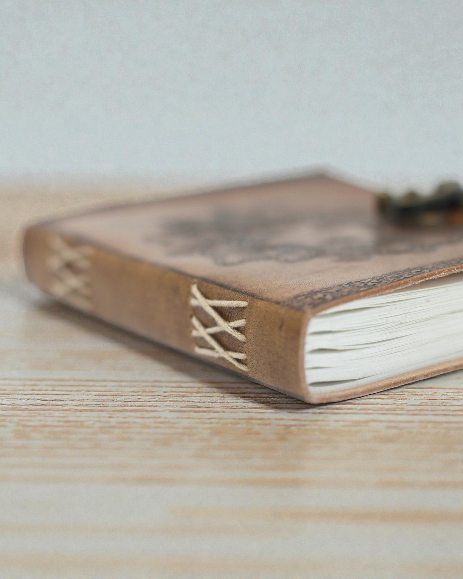 Sylva Spirit – Notatbog i læder med grønmand og metalspænde