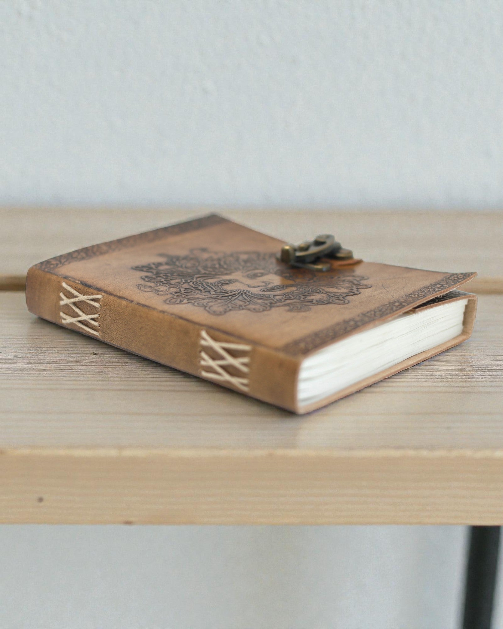 Sylva Spirit – Notatbog i læder med grønmand og metalspænde