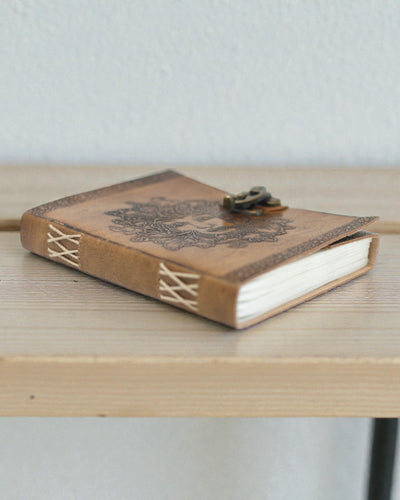 Sylva Spirit – Notatbog i læder med grønmand og metalspænde