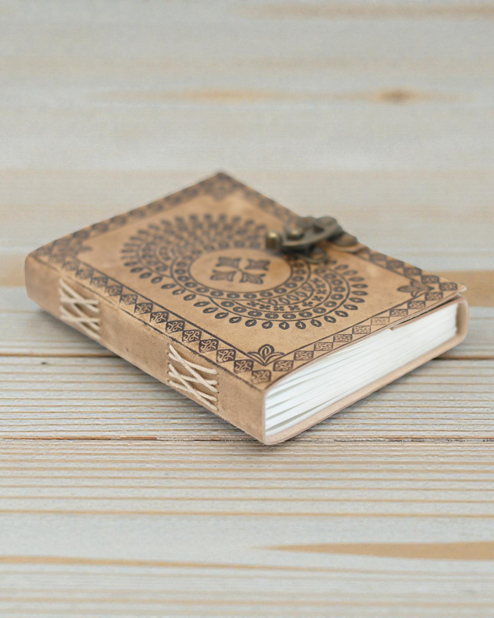 Mandala Harmoni – Lædernotatbog med præget mandala