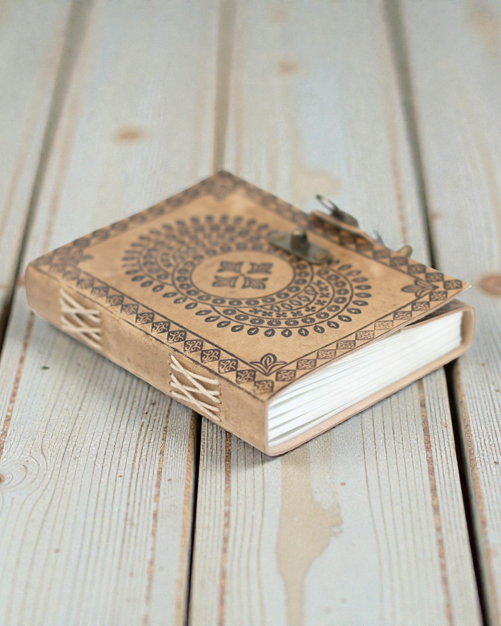 Mandala Harmoni – Lædernotatbog med præget mandala