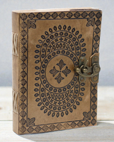 Mandala Harmoni – Lædernotatbog med præget mandala