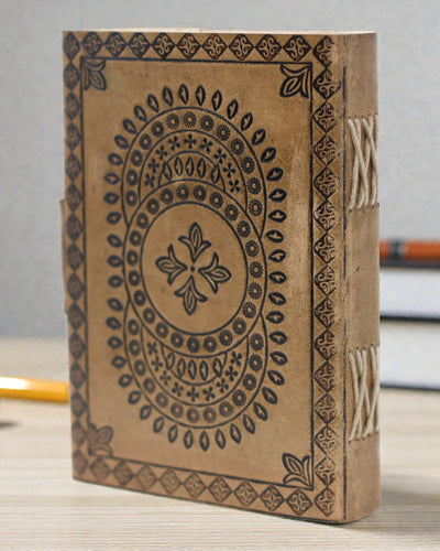 Mandala Harmoni – Lædernotatbog med præget mandala