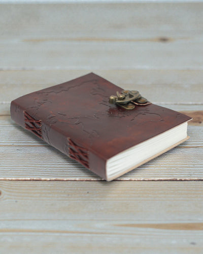 Terra Voyage – Lædernotesbog med præget verdenskort