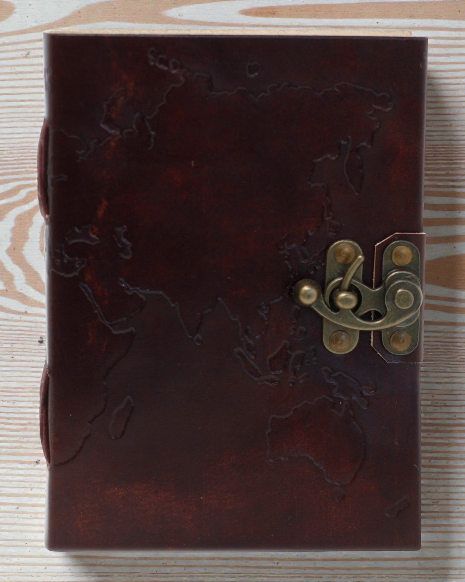 Terra Voyage – Lædernotesbog med præget verdenskort