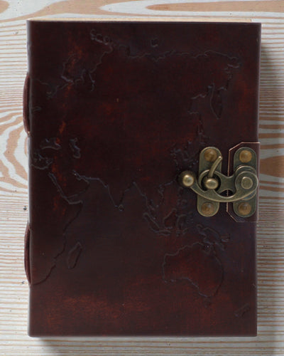 Terra Voyage – Lædernotesbog med præget verdenskort