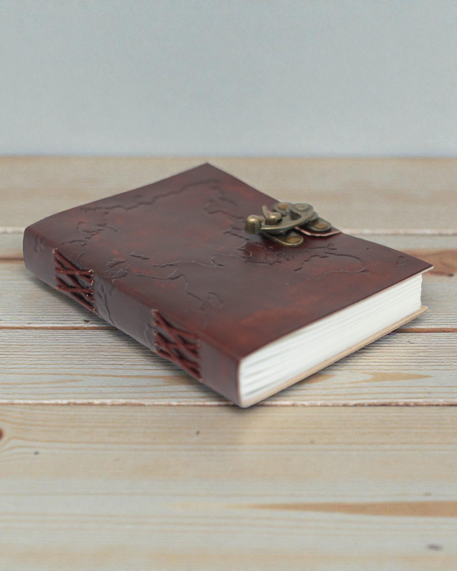 Terra Voyage – Lædernotesbog med præget verdenskort