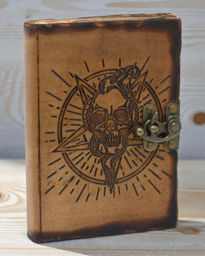 Noctis Sigil – Lædernotatbog med pentagram og dødningehoved