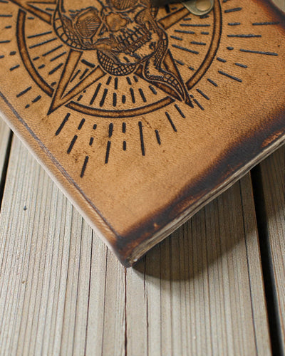 Noctis Sigil – Lædernotatbog med pentagram og dødningehoved