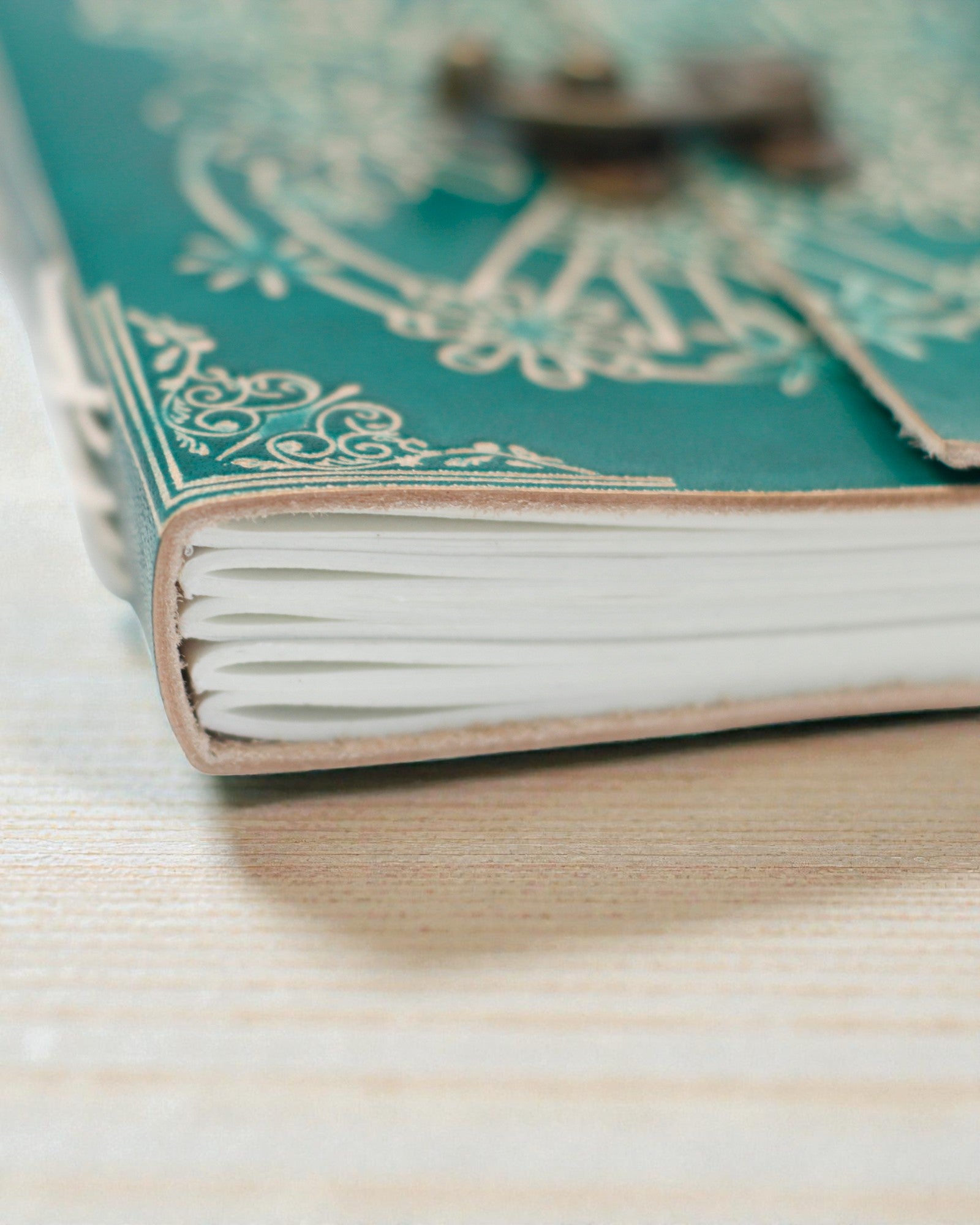 Turkis Lædernotesbog „Fred” med Lynlås – Harmoni og Ro (18 x 13 cm)