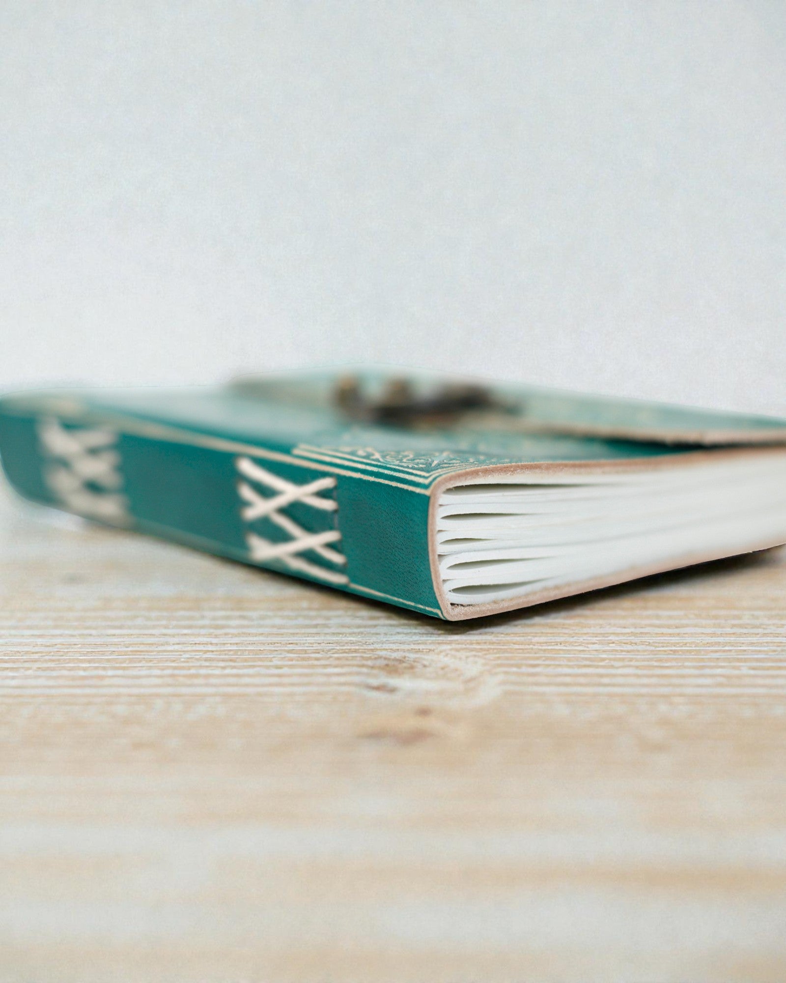 Turkis Lædernotesbog „Fred” med Lynlås – Harmoni og Ro (18 x 13 cm)