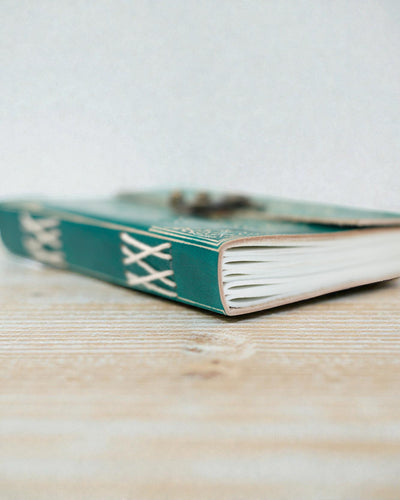 Turkis Lædernotesbog „Fred” med Lynlås – Harmoni og Ro (18 x 13 cm)