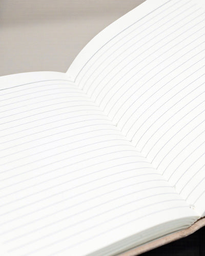 Lædernotatbog med chakrasten – hånddekoreret dagbog om harmoni