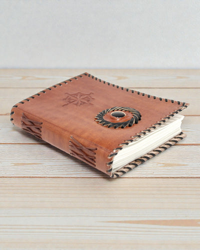 Navigator Onyx – Lædernotesbog med sort onyksdetalje og kompas