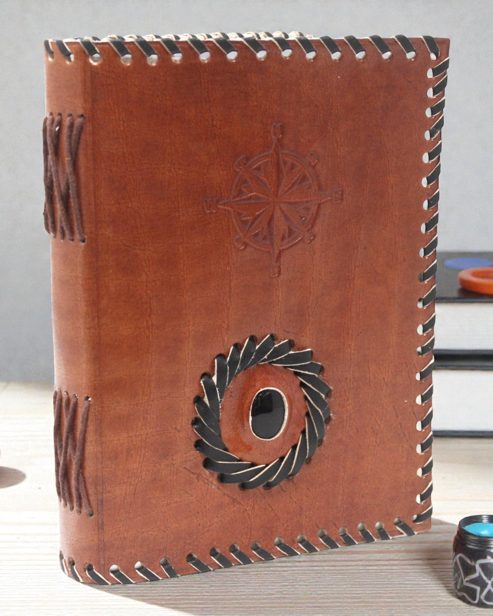 Navigator Onyx – Lædernotesbog med sort onyksdetalje og kompas