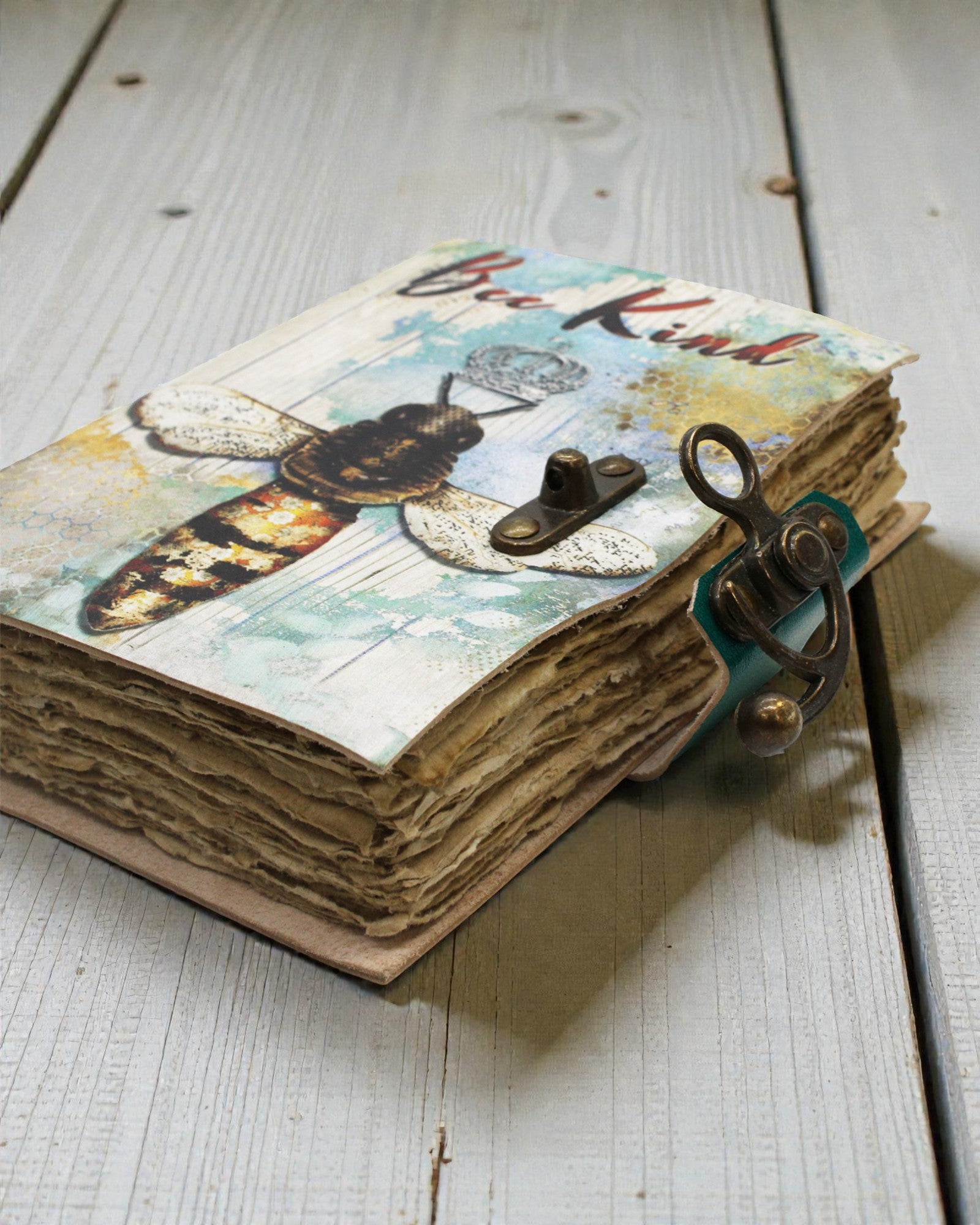 Apis Artis – Lædernotesbog “Bi venlig” med kunstigt ældede sider