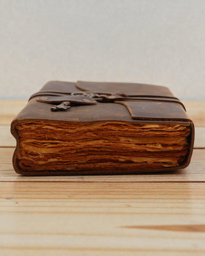 Notesbog i olieret læder med hemmelig nøgle – Gammeldags dagbog 13 × 18 cm