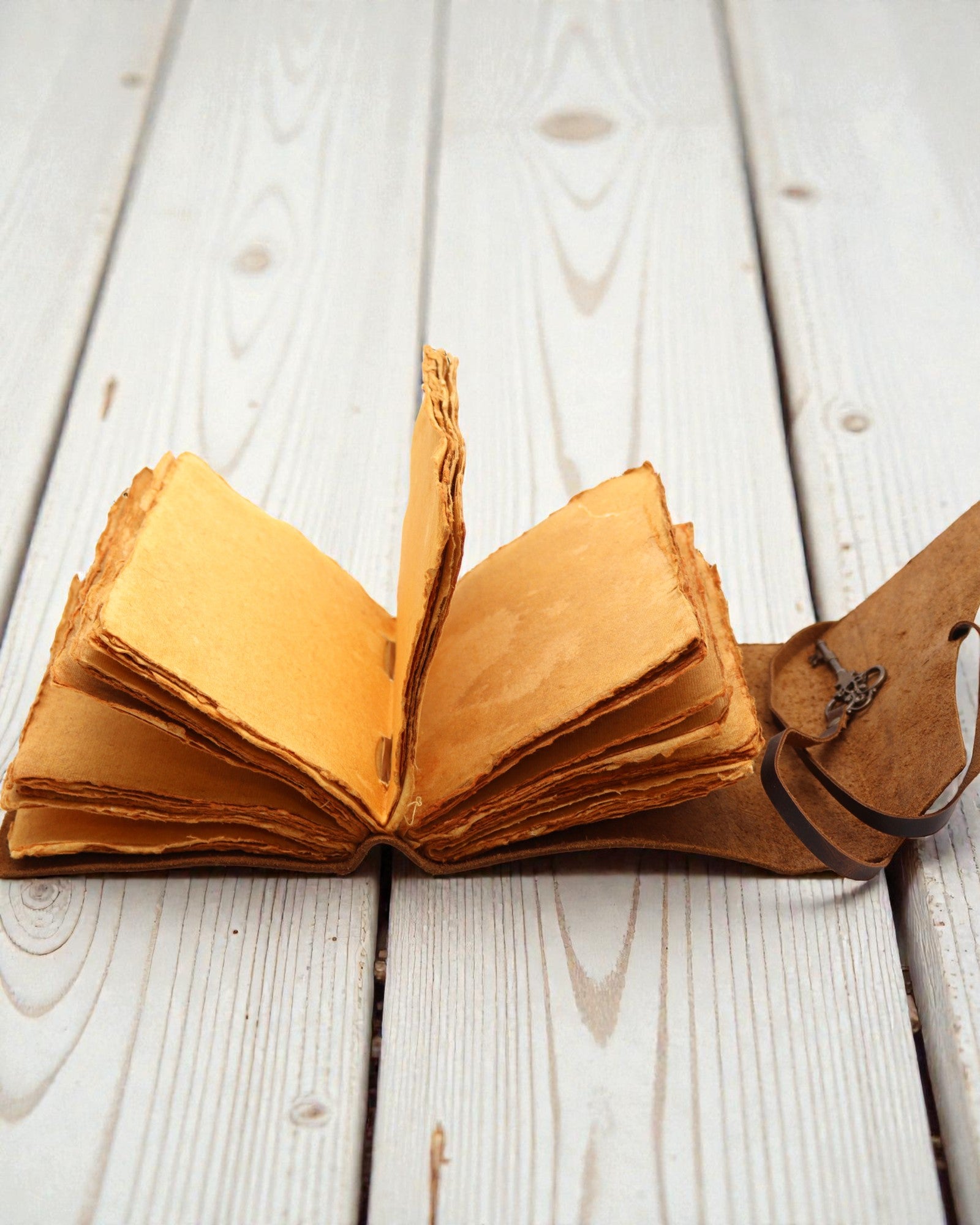 Notesbog i olieret læder med hemmelig nøgle – Gammeldags dagbog 13 × 18 cm