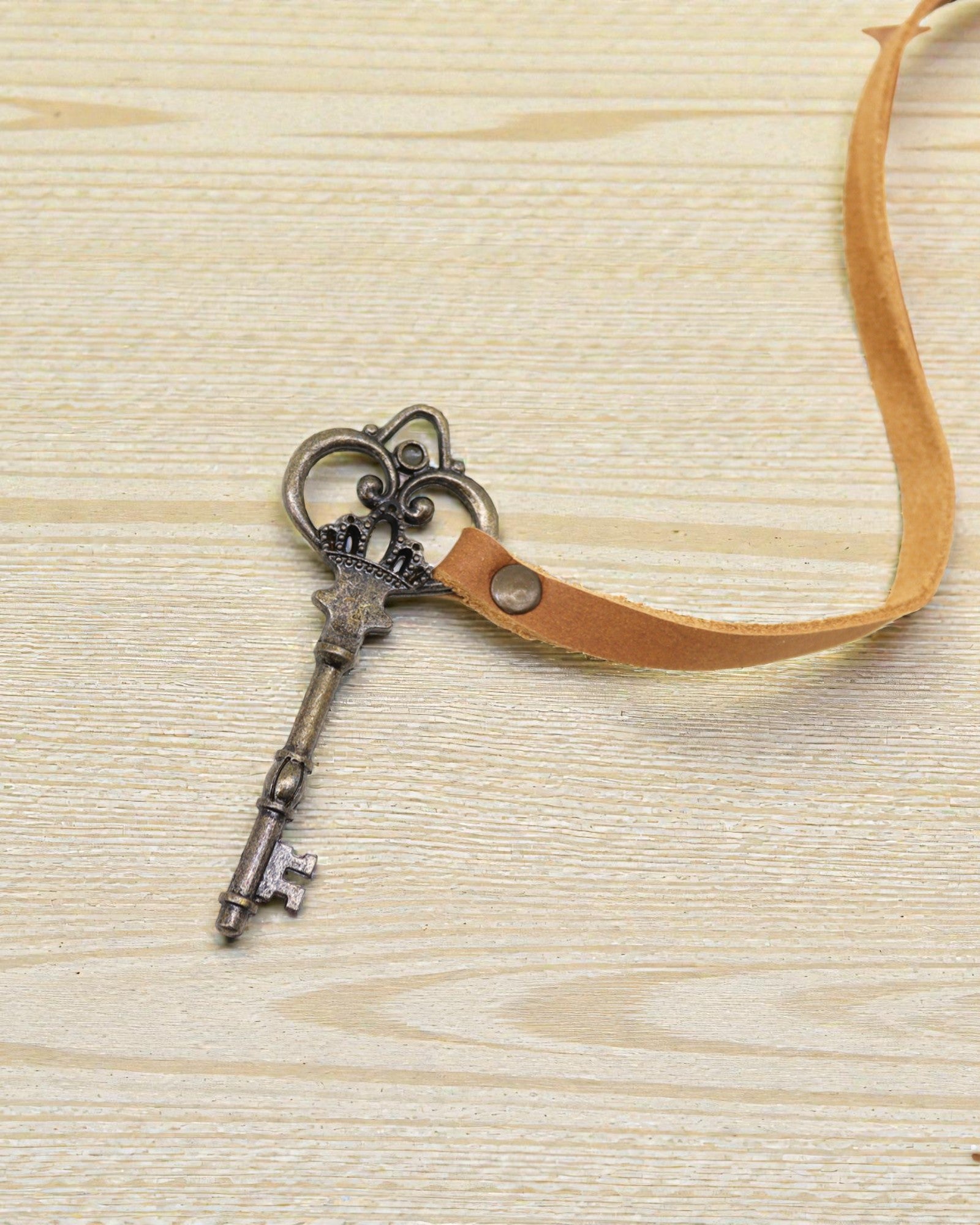 Notesbog af lys olieret læder med nøgle Solis – gammeldags dagbog 13 × 18 cm