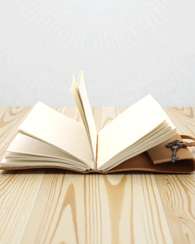 Notesbog af lys olieret læder med nøgle Solis – gammeldags dagbog 13 × 18 cm