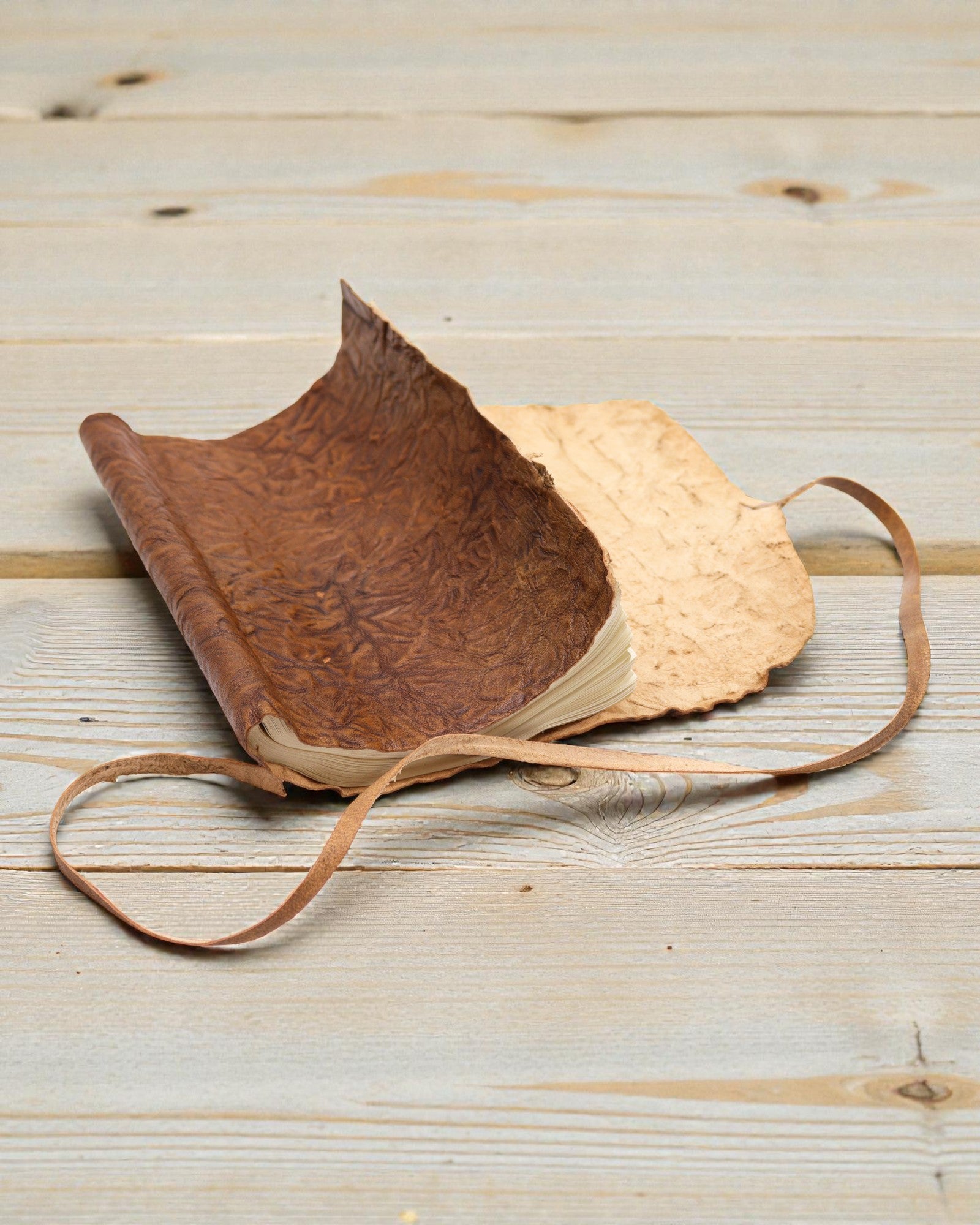 Oprullelig notesbog i læder til rejser – naturlig (21 x 15 cm)