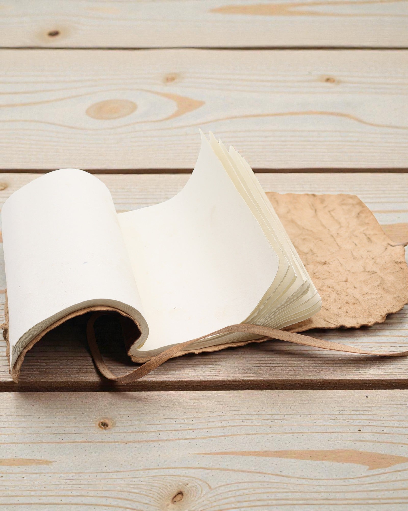 Oprullelig notesbog i læder til rejser – naturlig (21 x 15 cm)