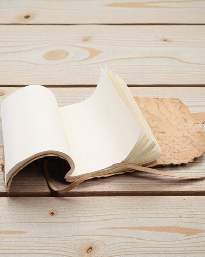 Oprullelig notesbog i læder til rejser – naturlig (21 x 15 cm)