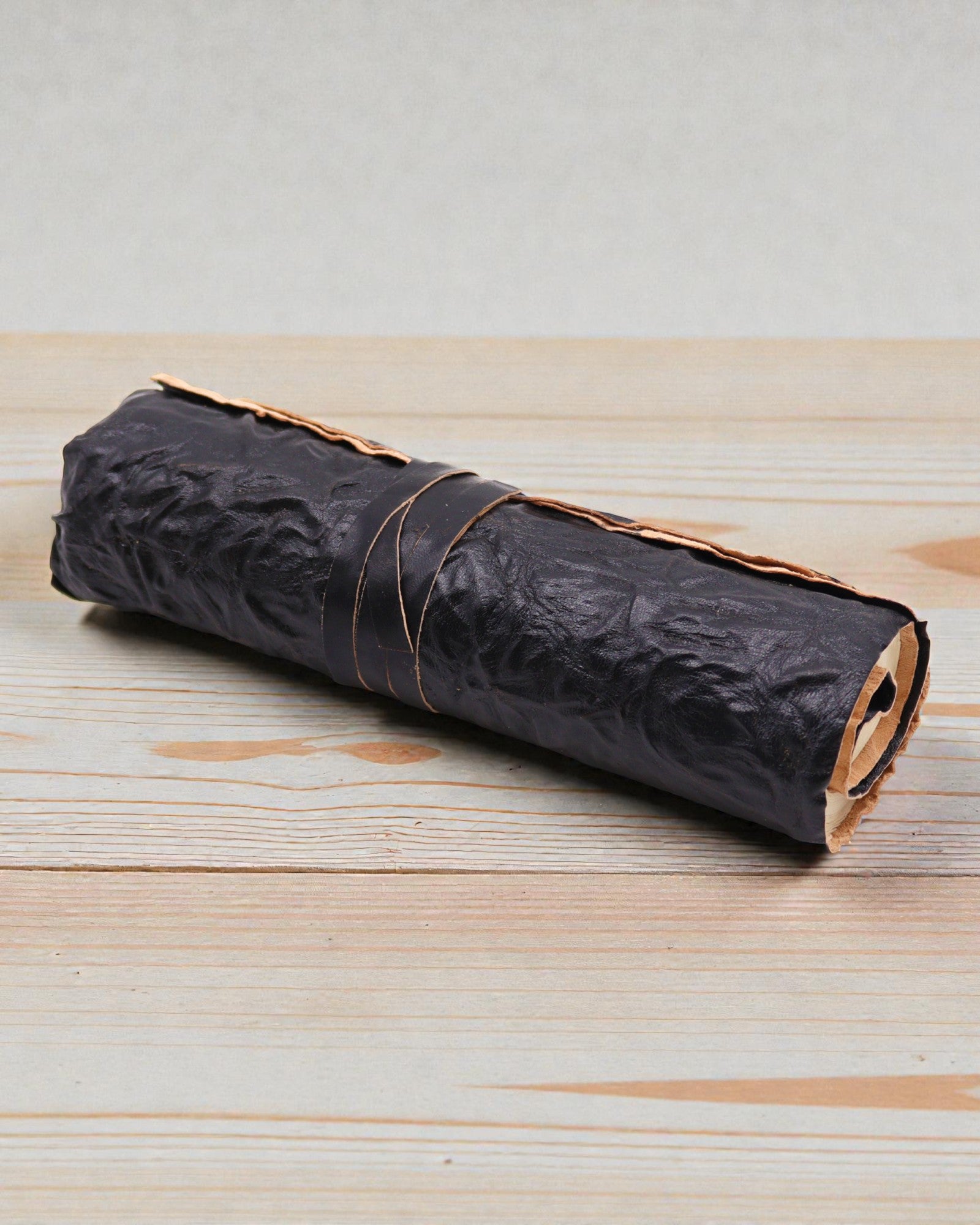 Rulleligt lædernoteshæfte til den omrejsende Nomad Sort – 21 × 15 cm