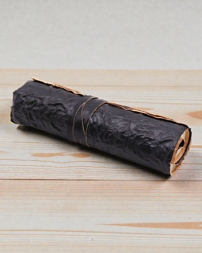 Rulleligt lædernoteshæfte til den omrejsende Nomad Sort – 21 × 15 cm