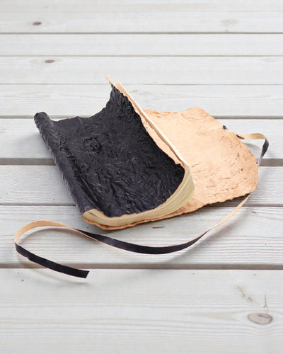 Rulleligt lædernoteshæfte til den omrejsende Nomad Sort – 21 × 15 cm